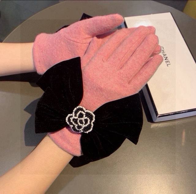 Chanel new wool gloves, pearl camellia + big bow fashion gloves, autumn and wint
