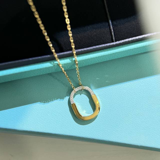 A4744 T's new hot new mini U-shaped lock half diamond two-color necklace full of