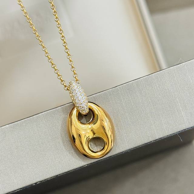 A5253 H's new pig nose glossy necklace is made of S925 sterling silver. Inspired