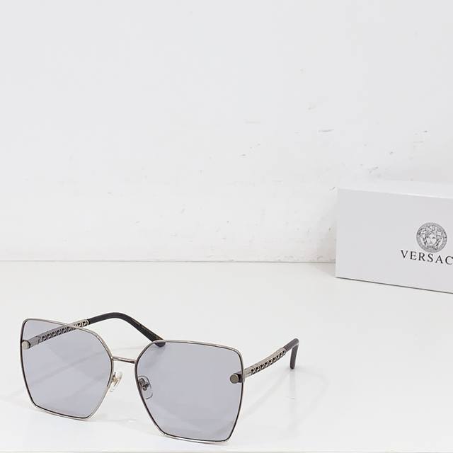 Versac*Model: Ve2270 Size: 65 ports 15-145