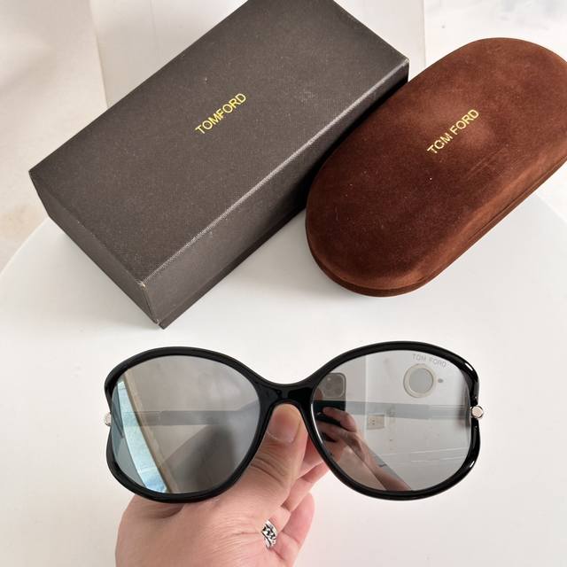 Tomford Mod: Melody Ft1090 Size:59-18-120 Tf's unique 8-shaped frame hollow desi