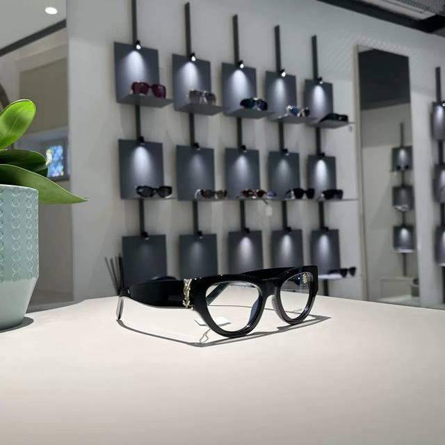 can be matched with light~ Saint Lauren* Mod: Sl M94 Size: 53-20-145 High versio