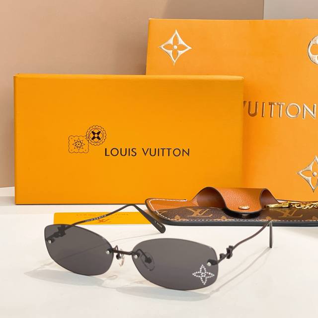 Louis Vuitto*Model