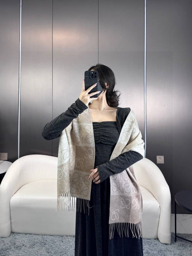 A popular model! Excellent quality! Loewe two-color checkerboard long scarf. I w