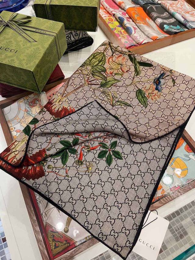 Gucci double-sided two-color floral cashmere scarf ~ Super complexion-enhancing!