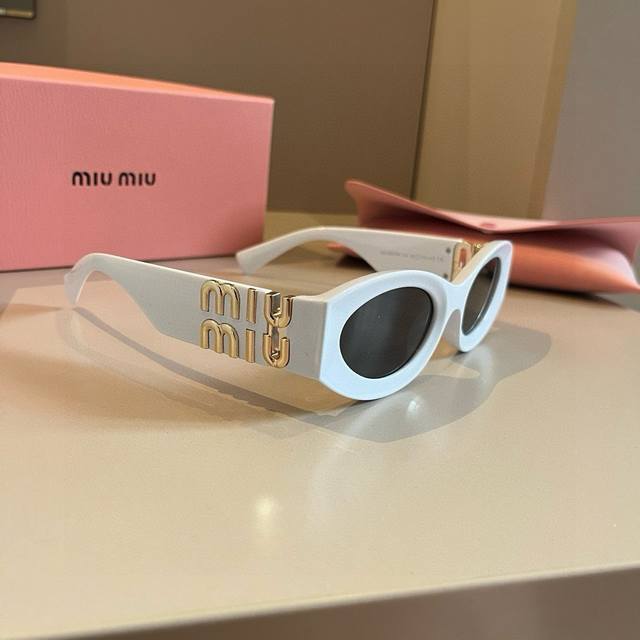 Miumiu cat-eye sunglasses, recommended by major internet celebrities and blogger