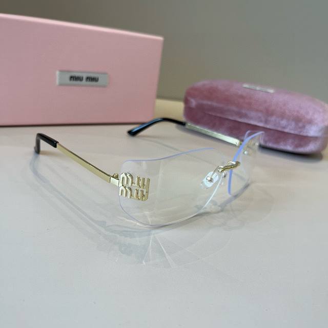 Miumiu girls' new color is here~ I want to weld the sunglasses on my face Hard g