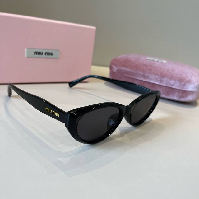 Miu Miu sunglasses Black + gold logo is always the perfect match. Summer sunglas