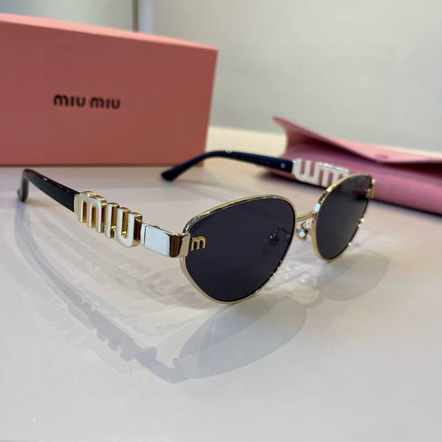 Miumiu cat-eye sunglasses, sweet and cool modern girl, look here , it's really c