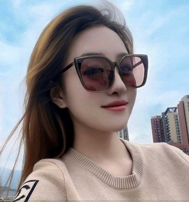 Gucci 2025 Spring New Trend Hot Fashion Square Frame Polarized Sunglasses High Q