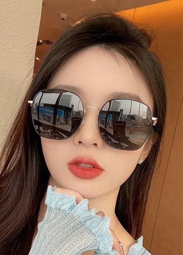 Gucci 2025 Spring new saddle buckle temple series sunglasses, elegant square fra