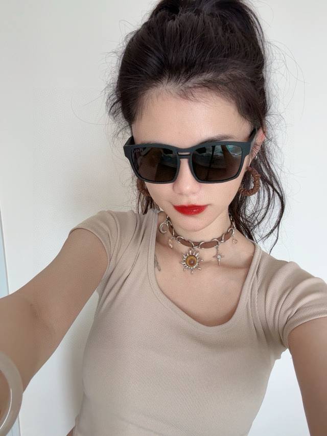 Prada square frame sunglasses Sunglasses classic square frame design, not picky