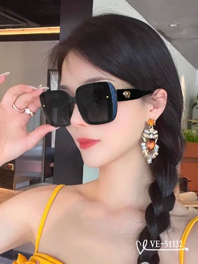 Versace . Polaroid resin polarized lens . Tr90 frame is light and comfortable to