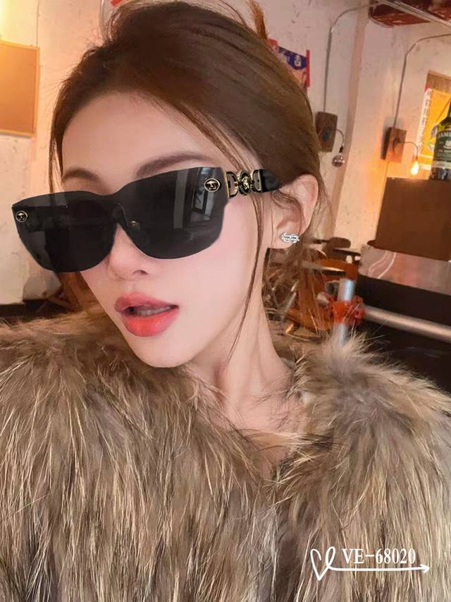 Versace . Polaroid resin polarized lens . Tr90 frame is light and comfortable to