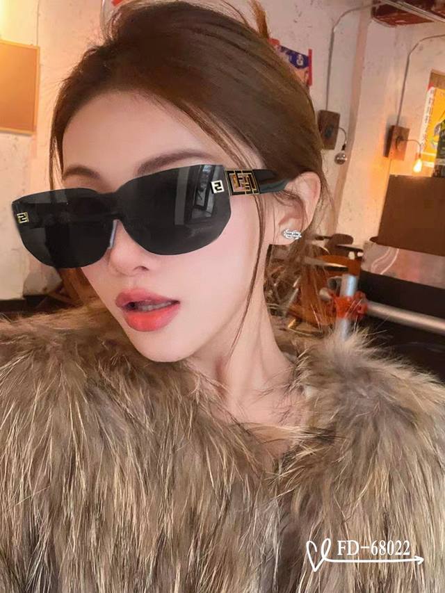 Italian Fendi - Fendi . Polaroid resin polarized lenses . Tr90 frame is light an