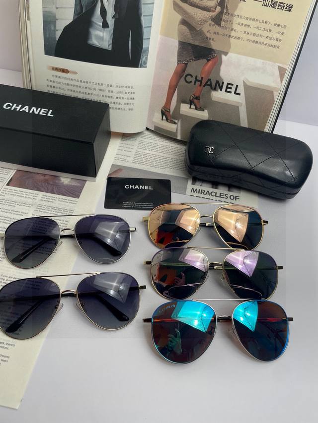 Chanel Chanel new to high-end electroplated metal frame to create a retro trend!