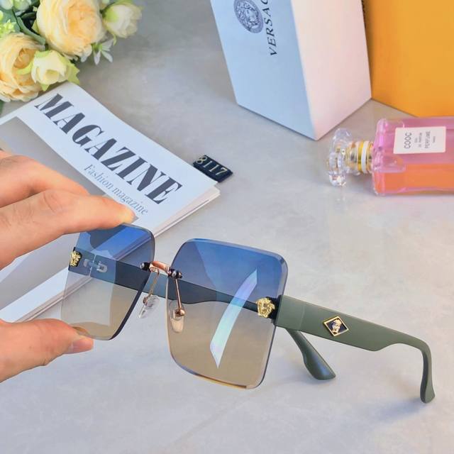 Versac*2025 new light luxury sunglasses high-end large frame versatile sunglasse