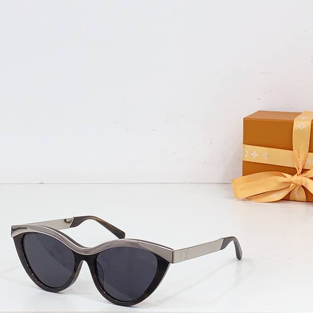 Louis Vuitto* Model: Z2644U Size: 53 ports 22-145