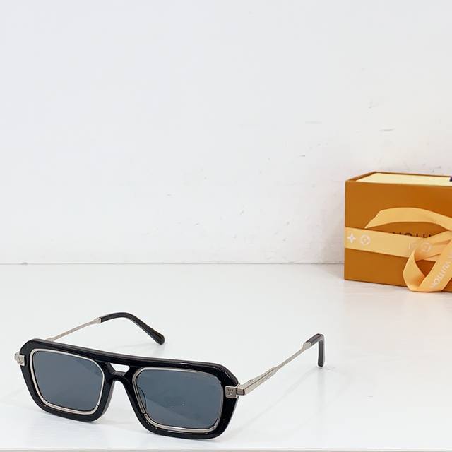 Louis Vuitto* Model: Z2596U Size: 51 ports 20-150