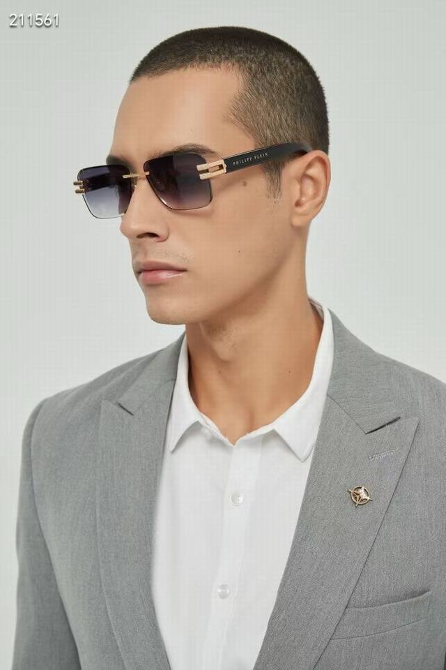 Official website image Philipp Plei* Equipped with 23Kt gold-plated precious met