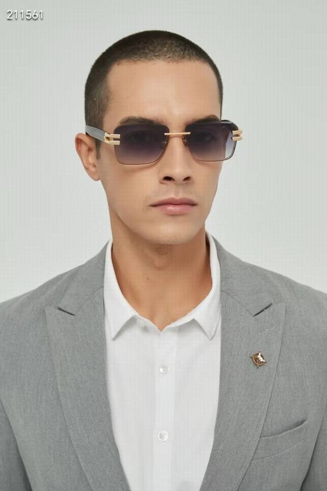 Philipp Plei* is equipped with 23Kt gold plated precious metal parts. Large diam