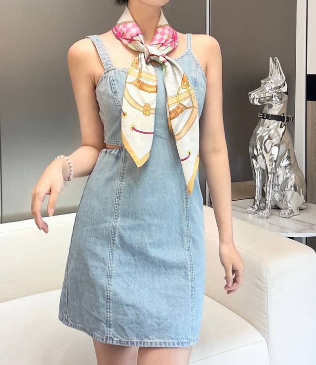 Flower And Straps Silk Square Scarf highlights elegance with eye-catching brushs