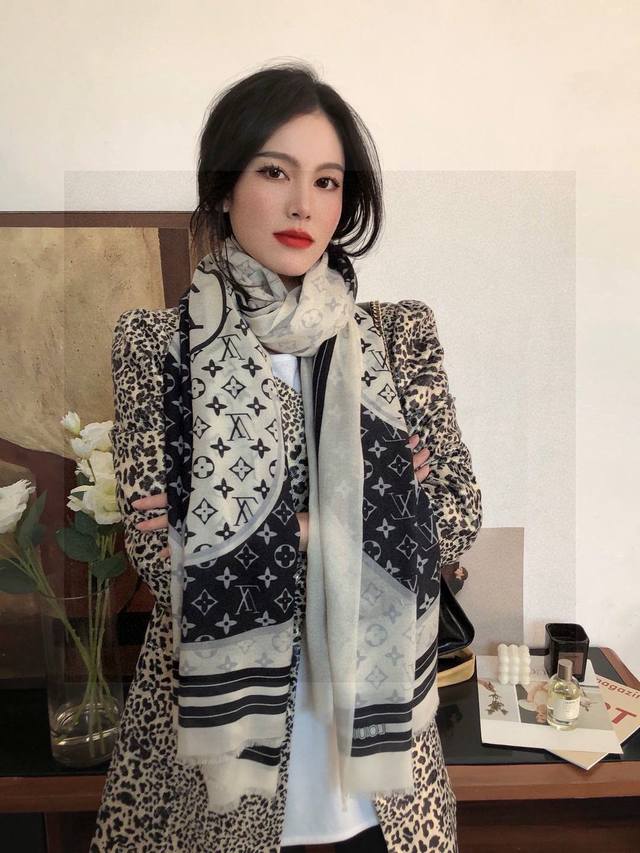 Fashionable and versatile! Lv's new style old flower long scarf is a good item t