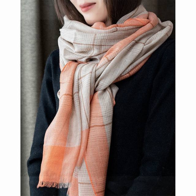 The latest model of Burberry Light Check Scarf is out, with exquisite horse logo