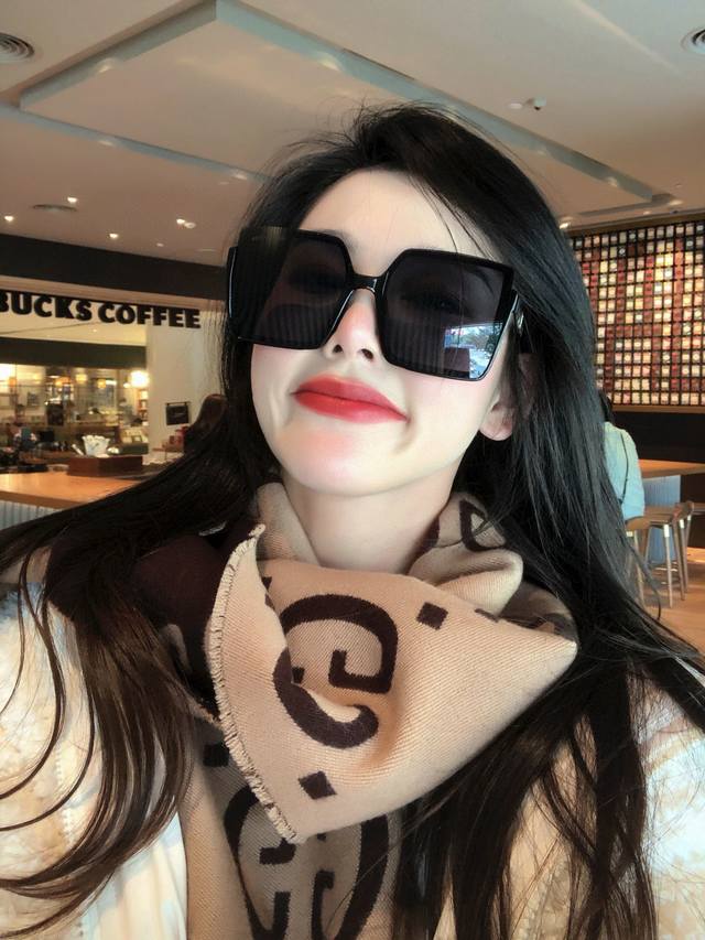 Lv large frame sunglasses. Classic square frame design, not picky about face sha