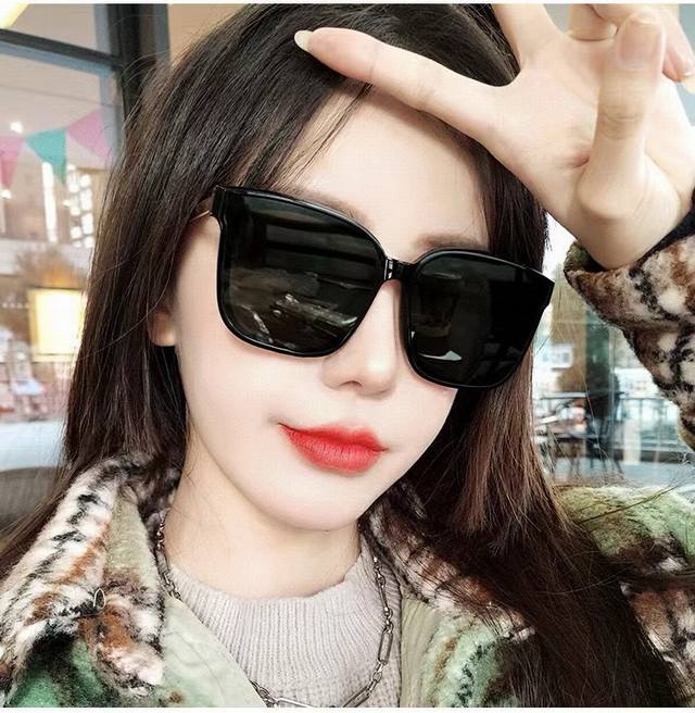 Gucci Couple's Classic square frame design, suitable for all face shapes, very e