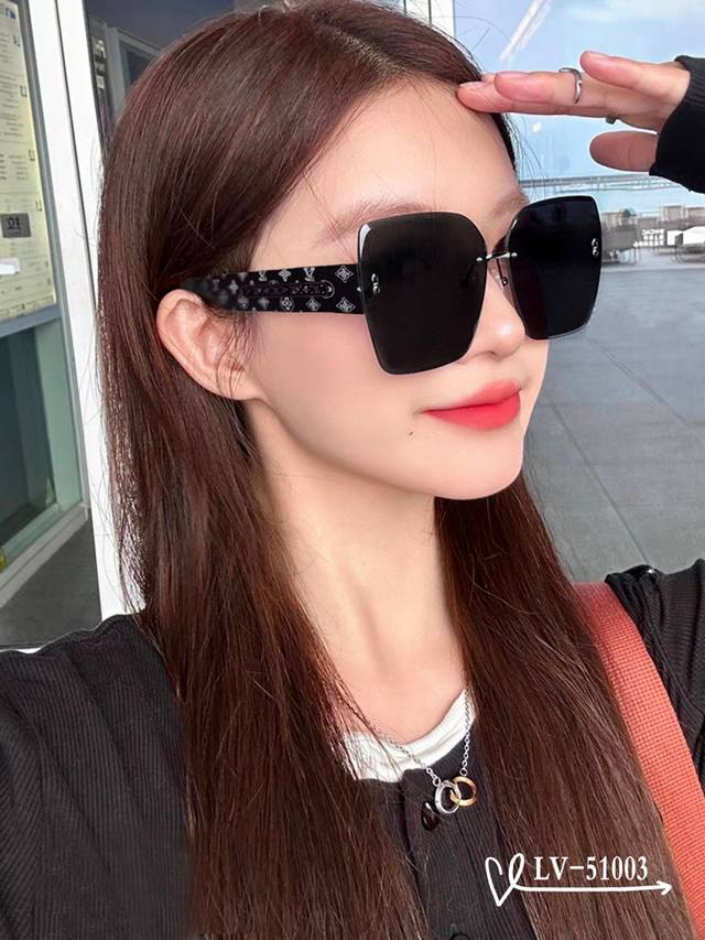Louis Vuitton-Lv . Polaroid resin lens . Tr frame is light and comfortable to we