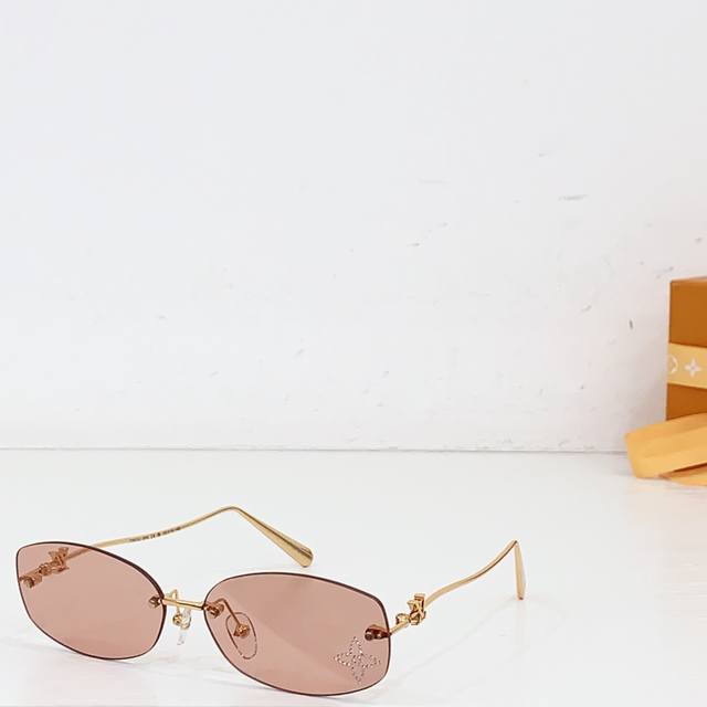Top Quality Louis Vuitto* Floral details on the lens Diamond and temples with st