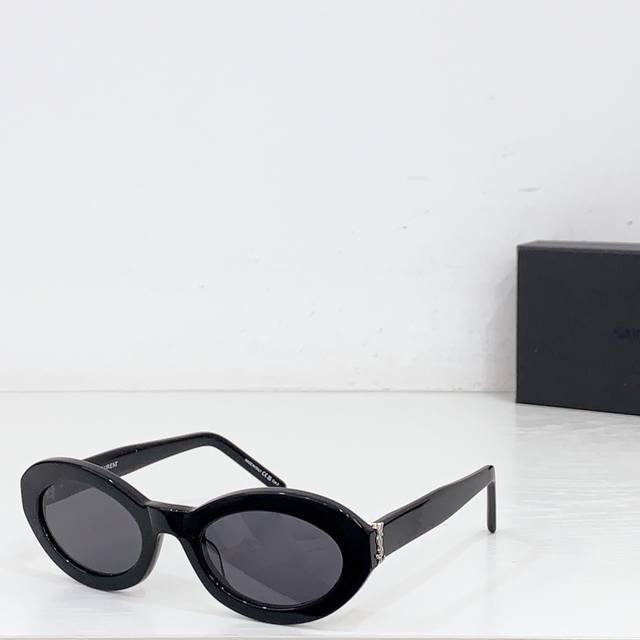 Saint Lauren* Model: Slm136 Size: 52 ports 22-140