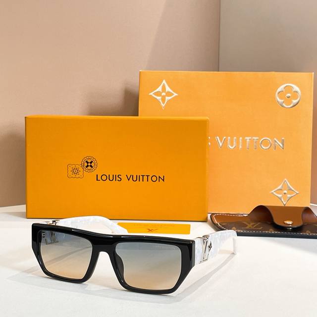 Louis Vuitto*Model