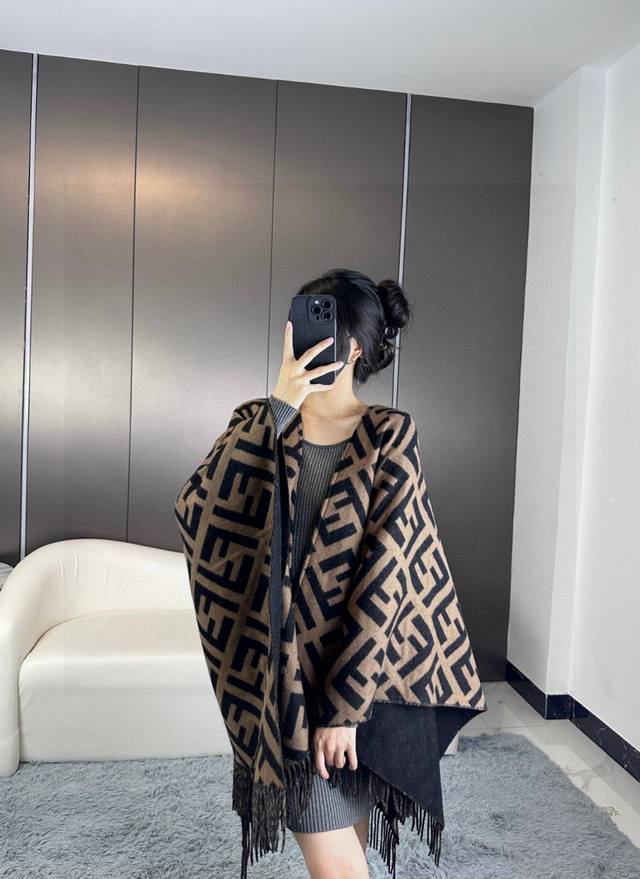 The upgraded version is launched this year! Fendi's heavy-duty double-sided cape