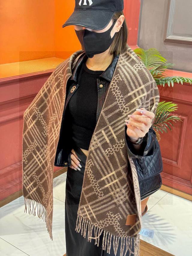 Double-sided scarf Burberry The Burberry plaid scarf is so beautiful, so stylish