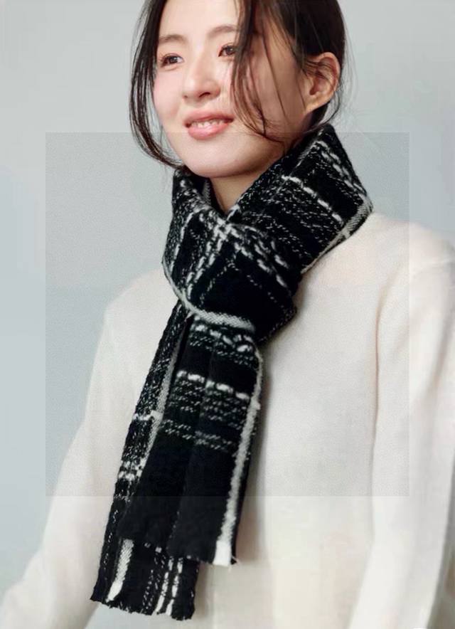 New Chanel Chanel's most beautiful double C woven plaid shawl of the year, exclu