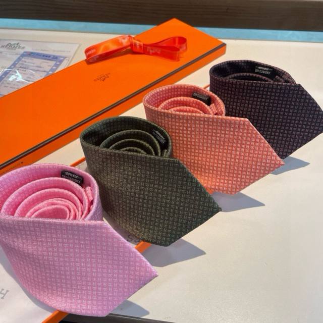 New men's tie series, Rare H has a thousand different printed ties every year. F