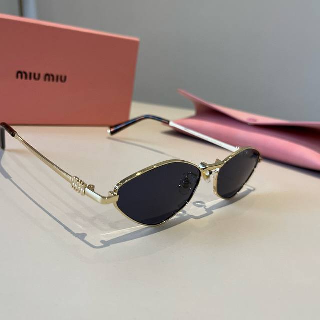 Miumiu super A super exquisite small metal frame sunglasses, wear it and you wil