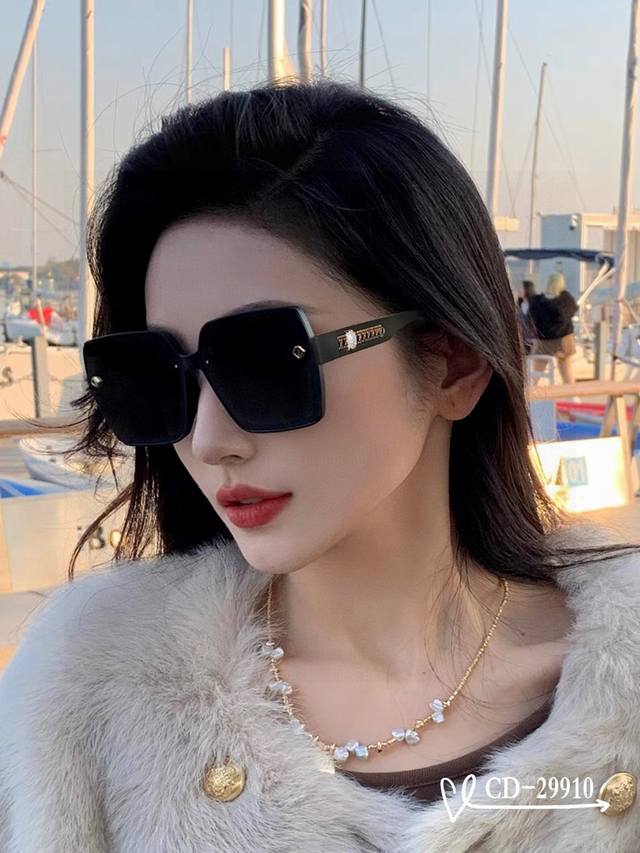 French Dior-Dior . Polaroid resin polarized lens . Tr90 frame is light and comfo