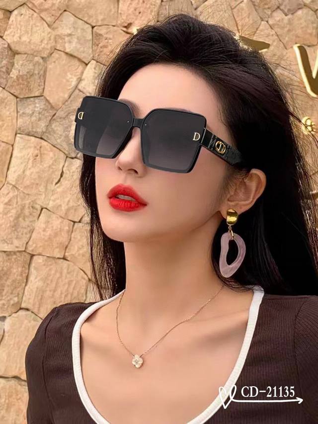 French Dior-Dior . Polaroid resin polarized lens . Tr90 frame is light and comfo
