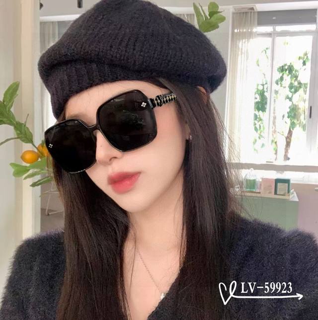 Louis Vuitton-Lv . Polaroid resin lens . Tr frame is light and comfortable to we