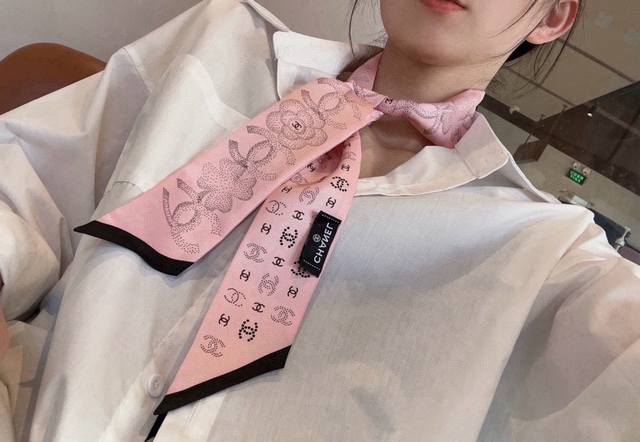 The latest double-sided Twilly from Chanel is very stylish! The twill silk has a
