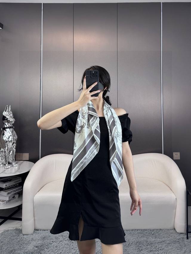 Name: Animal World Fabric: Silk Size: 90*90 This Sauvage Jouy print square scarf