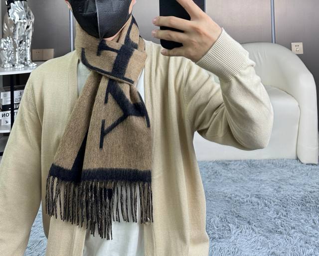 New arrival! Burberry double-faced cashmere scarf! High-volume model, great valu