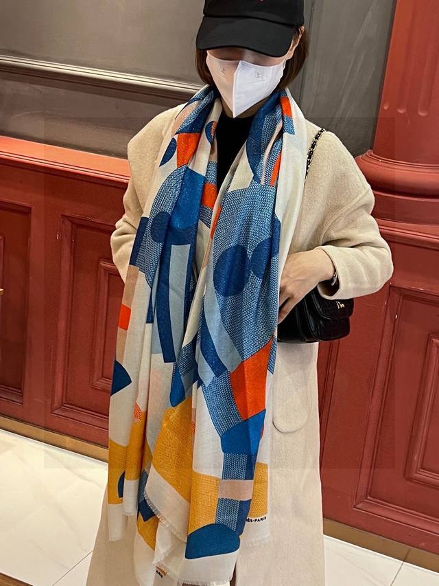 New style scarf that glows. Everyone says it looks good. Recommended. Leaping po