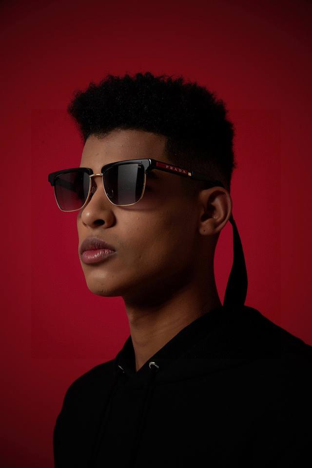 Prada sunglasses highlight the unique classic style, high-end temples and frame