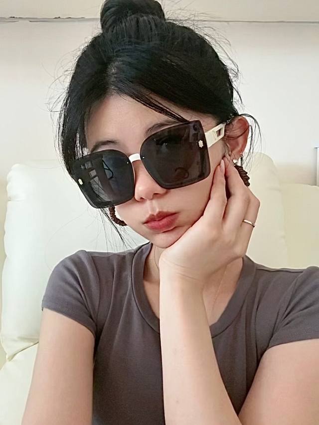 Dior 2025 new square frame sunglasses for the spring. All kinds of Internet cele