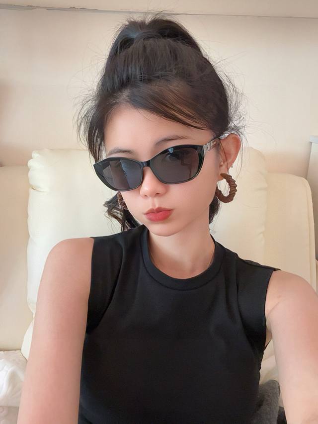Lv 2025 Spring New Trend Explosive Fashion Square Frame Sunglasses High Quality