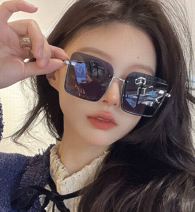 Miumiu polarized new fashion and elegant sunglasses for women create a calm post
